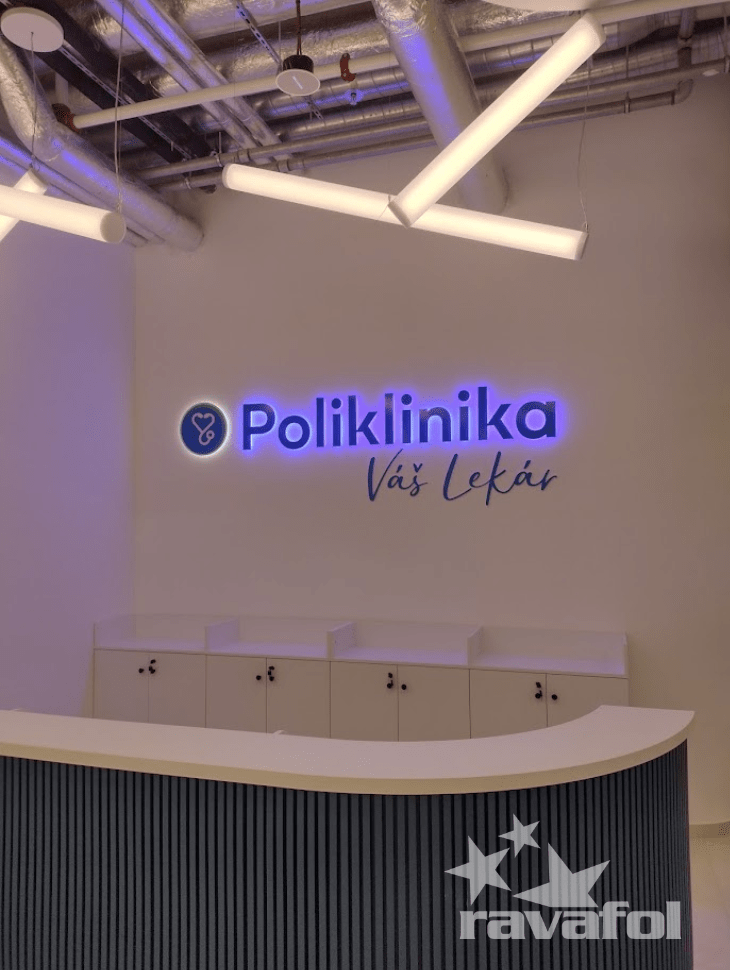 svetelný nápis poliklinika